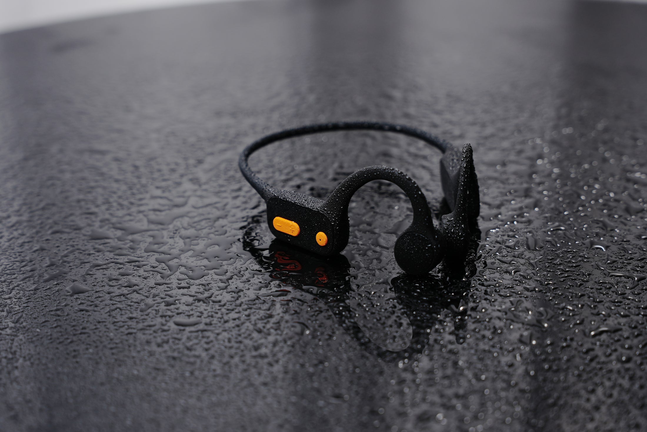 Conjunto Swimcomm T6 y W25. Auriculares Bluetooth/Push-To-Talk de conducción ósea resistentes al agua + transmisor de radio Push-To-Talk. Paquete. Para música y entrenamiento.
