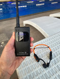 Cargar la imagen en la vista de la galería, Conjunto Swimcomm T6 y W25. Auriculares Bluetooth/Push-To-Talk de conducción ósea resistentes al agua + transmisor de radio Push-To-Talk. Paquete. Para música y entrenamiento.