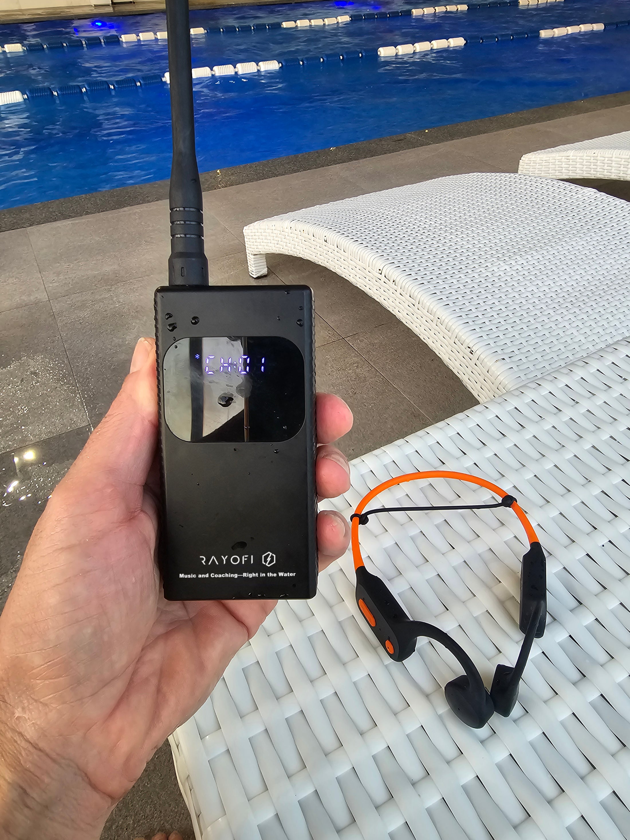 Conjunto Swimcomm T6 y W25. Auriculares Bluetooth/Push-To-Talk de conducción ósea resistentes al agua + transmisor de radio Push-To-Talk. Paquete. Para música y entrenamiento.